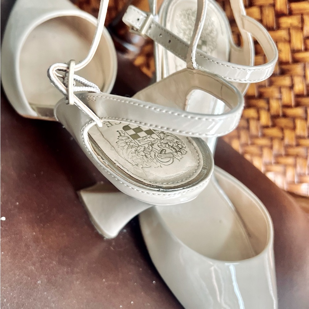 Vince Camuto size 7.5 Cream Patent Leather Pumps